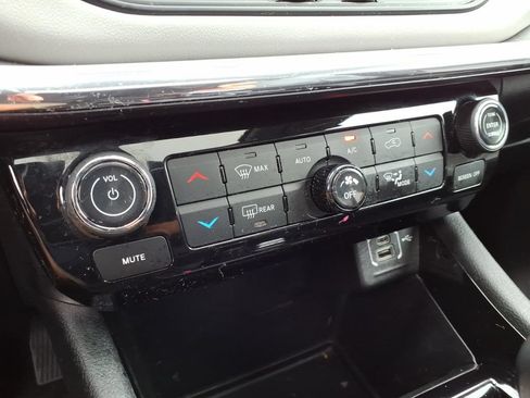 Used 2022 Jeep Compass Limited w/ Sun and Sound Group AWD/4WD image 16