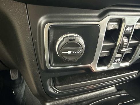 Used 2019 Jeep Wrangler Unlimited Sahara AWD/4WD image 32