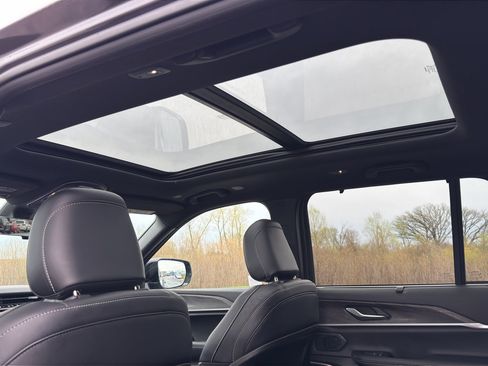 Used 2025 Jeep Grand Cherokee Limited w/ Luxury Tech Group II AWD/4WD image 40