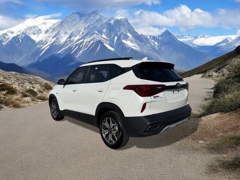 Used 2021 Kia Seltos EX image 3