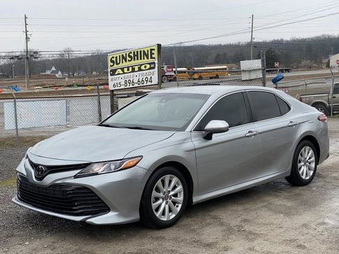 Used 2018 Toyota Camry LE image 2