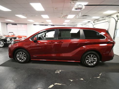 Used 2021 Toyota Sienna LE FWD image 4