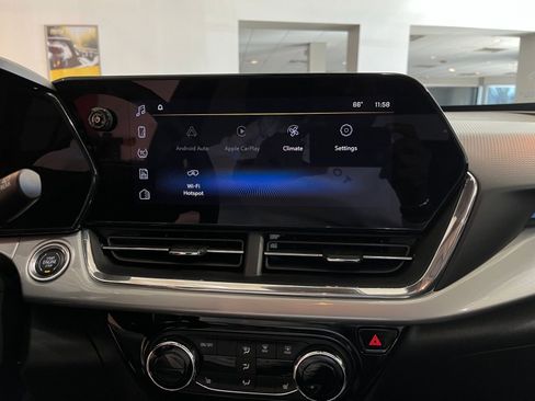 Used 2025 Chevrolet Trax LT w/ LT Convenience Package image 20