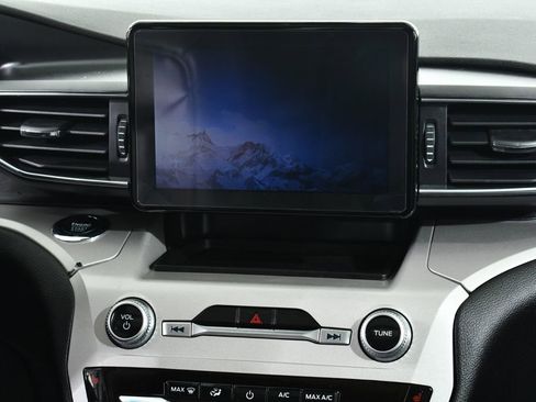 Used 2023 Ford Explorer XLT w/ Equipment Group 202A image 9