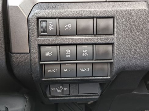 Used 2025 Toyota Tacoma TRD Sport w/ TRD Sport Upgrade Package AWD/4WD image 18