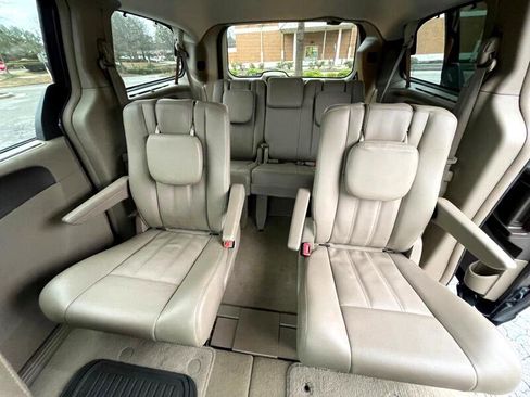 Used 2014 Chrysler Town & Country Touring image 14
