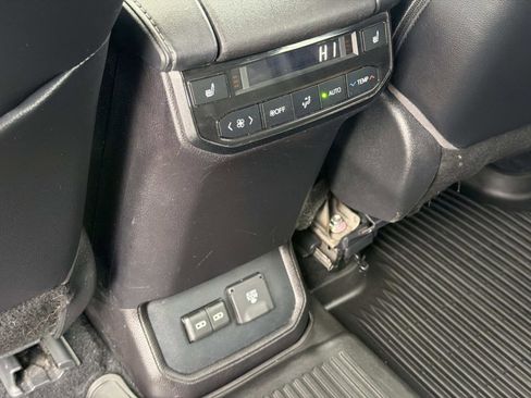 Used 2022 Toyota Highlander Platinum image 11