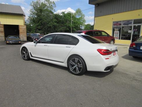 Used 2018 BMW 750i xDrive image 3