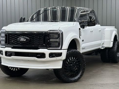 Used 2026 Ford F450 Platinum w/ FX4 Off-Road Package AWD/4WD image 1