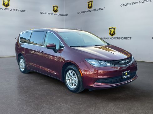 Used 2022 Chrysler Voyager LX image 7