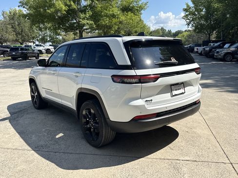 Used 2023 Jeep Grand Cherokee Altitude AWD/4WD image 5