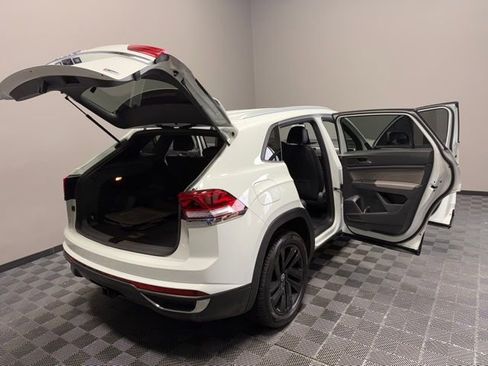 Used 2022 Volkswagen Atlas Cross Sport SE image 25