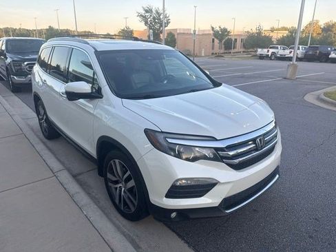 Used 2017 Honda Pilot Touring image 4