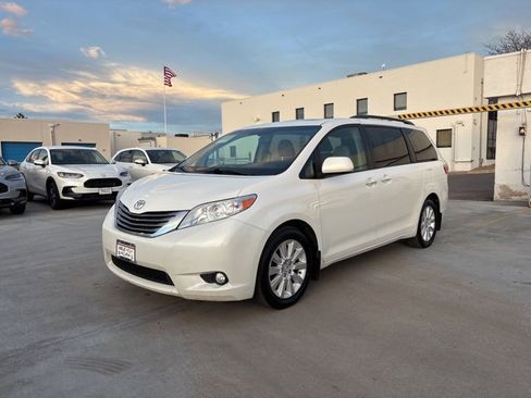 Used 2015 Toyota Sienna AWD image 2