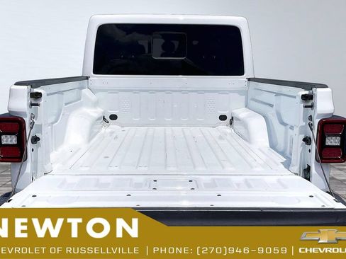 Used 2020 Jeep Gladiator Overland AWD/4WD image 18