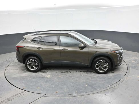 Used 2024 Chevrolet Trax LT w/ Sunroof Package FWD image 20