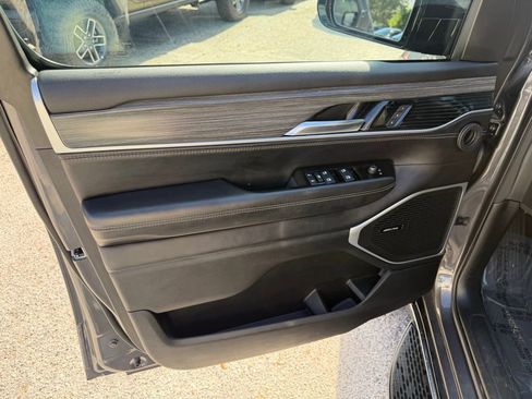 Used 2023 Jeep Wagoneer Series III w/ Preferred Equipment Group image 13