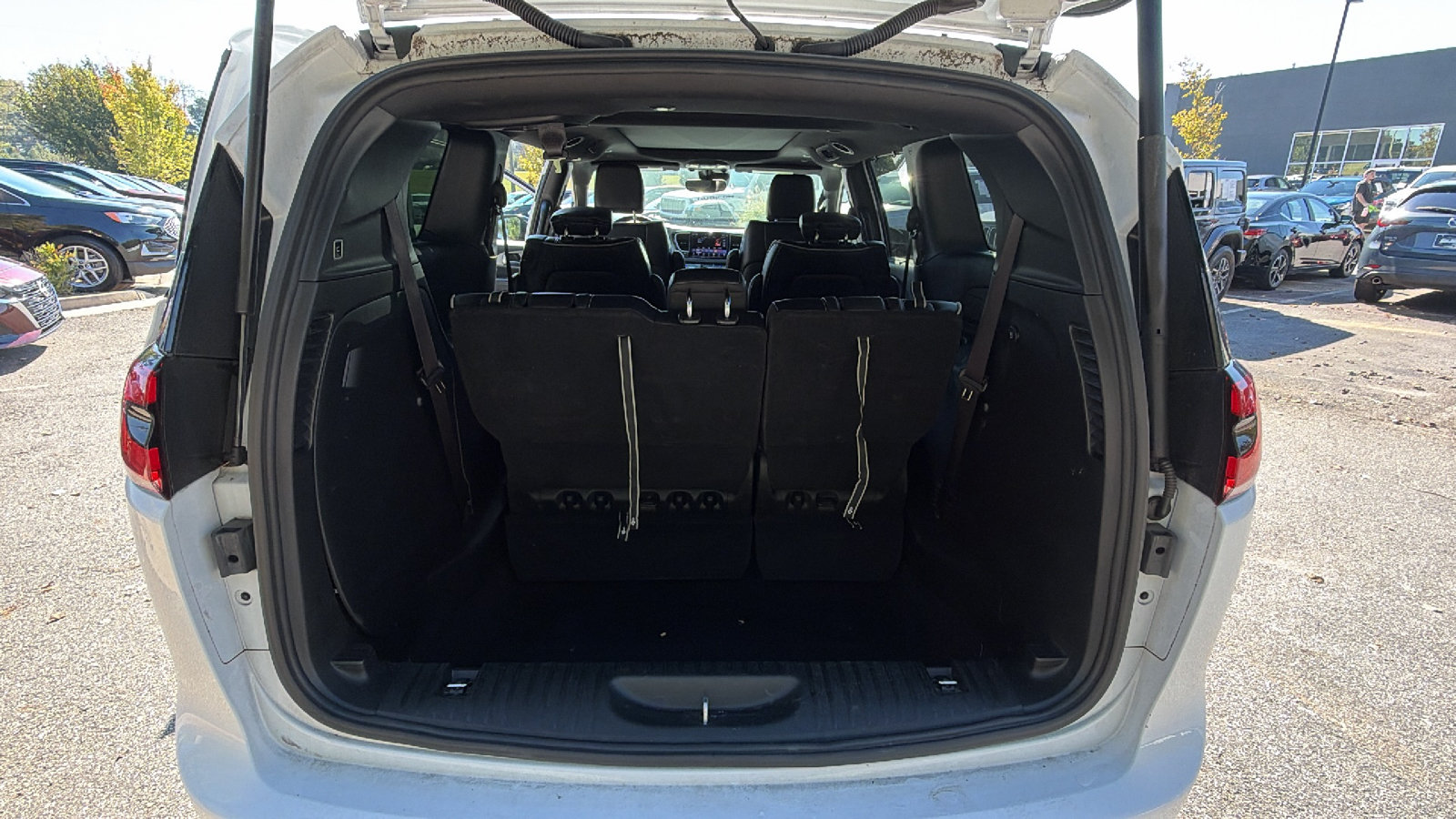 Used 2025 Chrysler Pacifica Limited FWD image 13