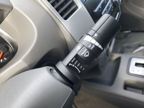 Used 2011 Nissan Frontier SV image 22