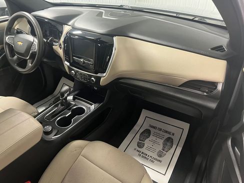 Used 2022 Chevrolet Traverse LS image 3