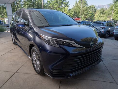 Used 2025 Toyota Sienna XLE w/ XLE Plus Package AWD/4WD image 2