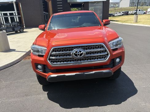 Used 2017 Toyota Tacoma TRD Off-Road w/ Tow Package (A/T) AWD/4WD image 4