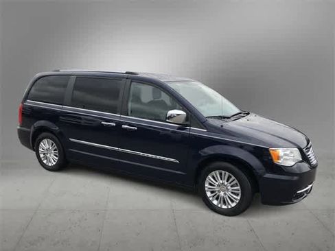 Used 2014 Chrysler Town & Country Limited w/ Luxury Group image 7