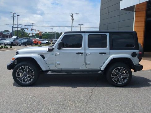 Used 2023 Jeep Wrangler Unlimited Sahara w/ Cold Weather Group AWD/4WD image 7