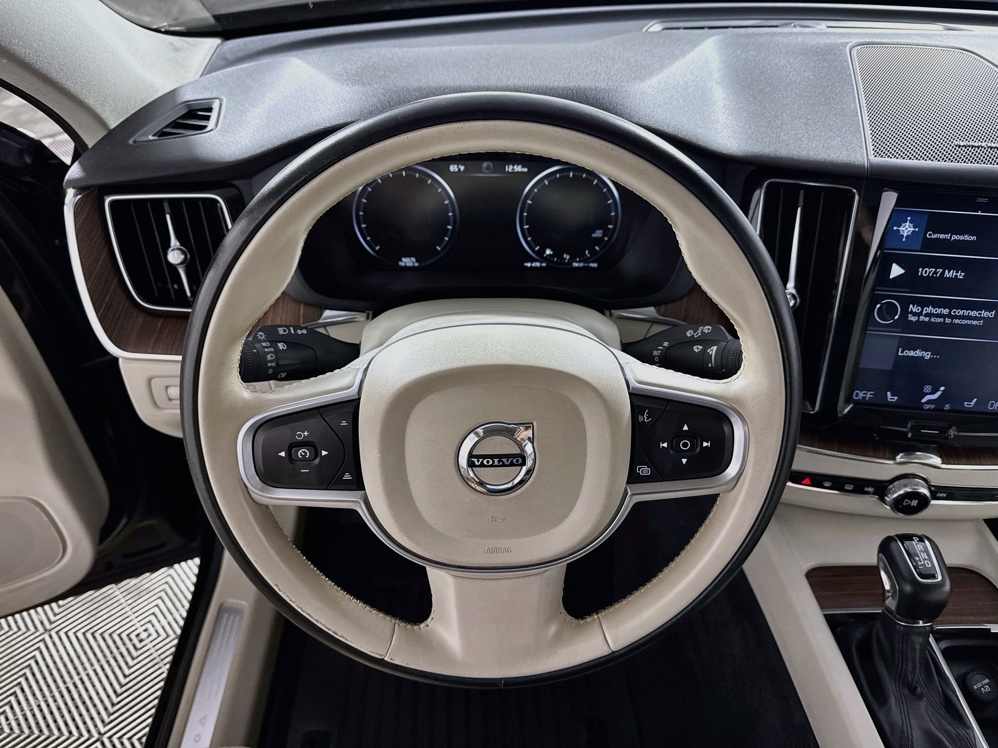 Used 2019 Volvo XC60 T5 Momentum w/ Multimedia Package AWD/4WD image 16