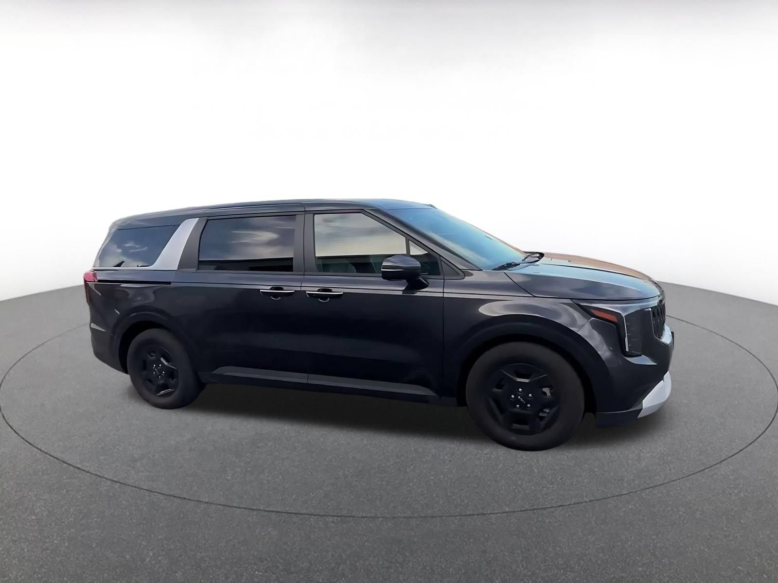 Used 2026 Kia Carnival FWD image 2