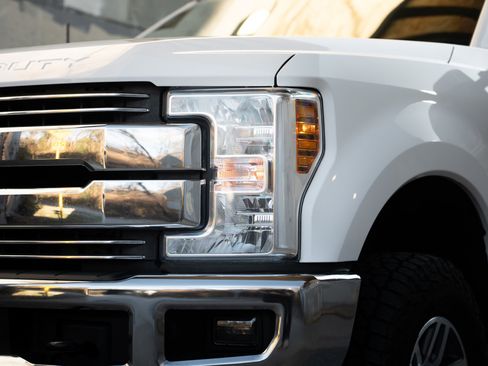 Used 2019 Ford F350 Lariat image 4