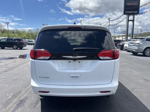 Used 2023 Chrysler Voyager LX image 4