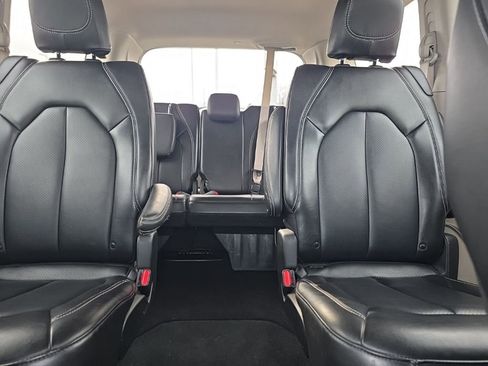 Used 2024 Chrysler Pacifica Touring-L image 19