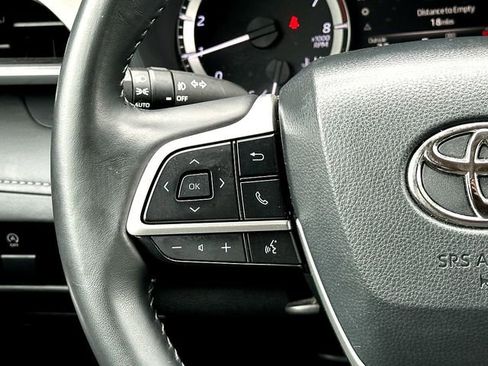 Used 2024 Toyota Highlander LE AWD/4WD image 23