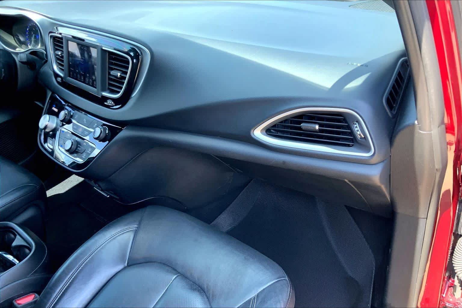 Used 2020 Chrysler Pacifica Touring-L w/ S Appearance Package FWD image 19