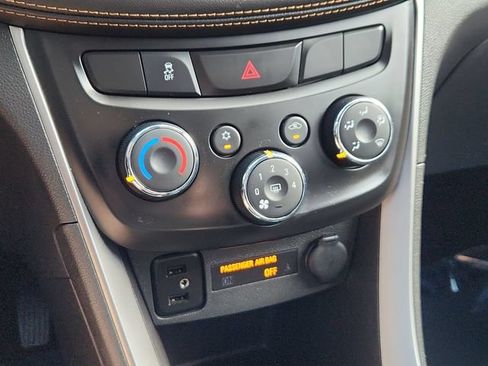 Used 2019 Chevrolet Trax LT w/ LT Convenience Package FWD image 40