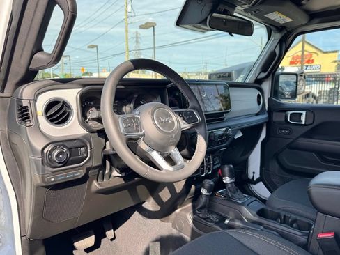 Used 2025 Jeep Wrangler Unlimited Sahara AWD/4WD image 13