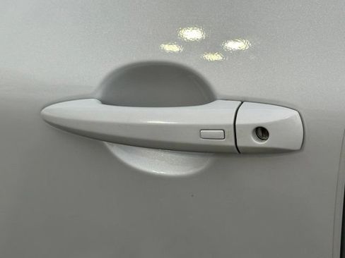 Used 2025 Nissan Rogue SV AWD/4WD image 11