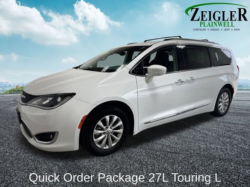 Used 2017 Chrysler Pacifica Touring-L FWD image 2