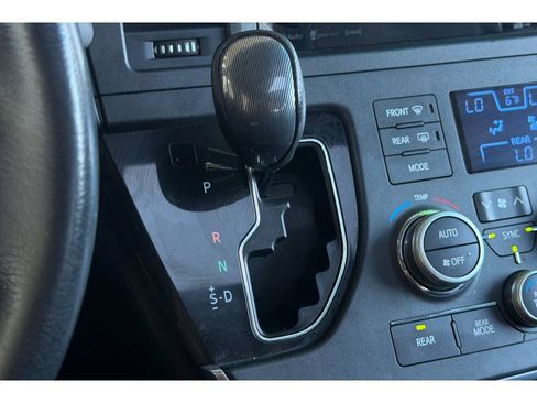 Used 2017 Toyota Sienna SE w/ SE Preferred Package FWD image 24