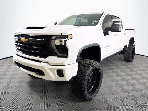 Used 2024 Chevrolet Silverado 2500 LTZ AWD/4WD image 3