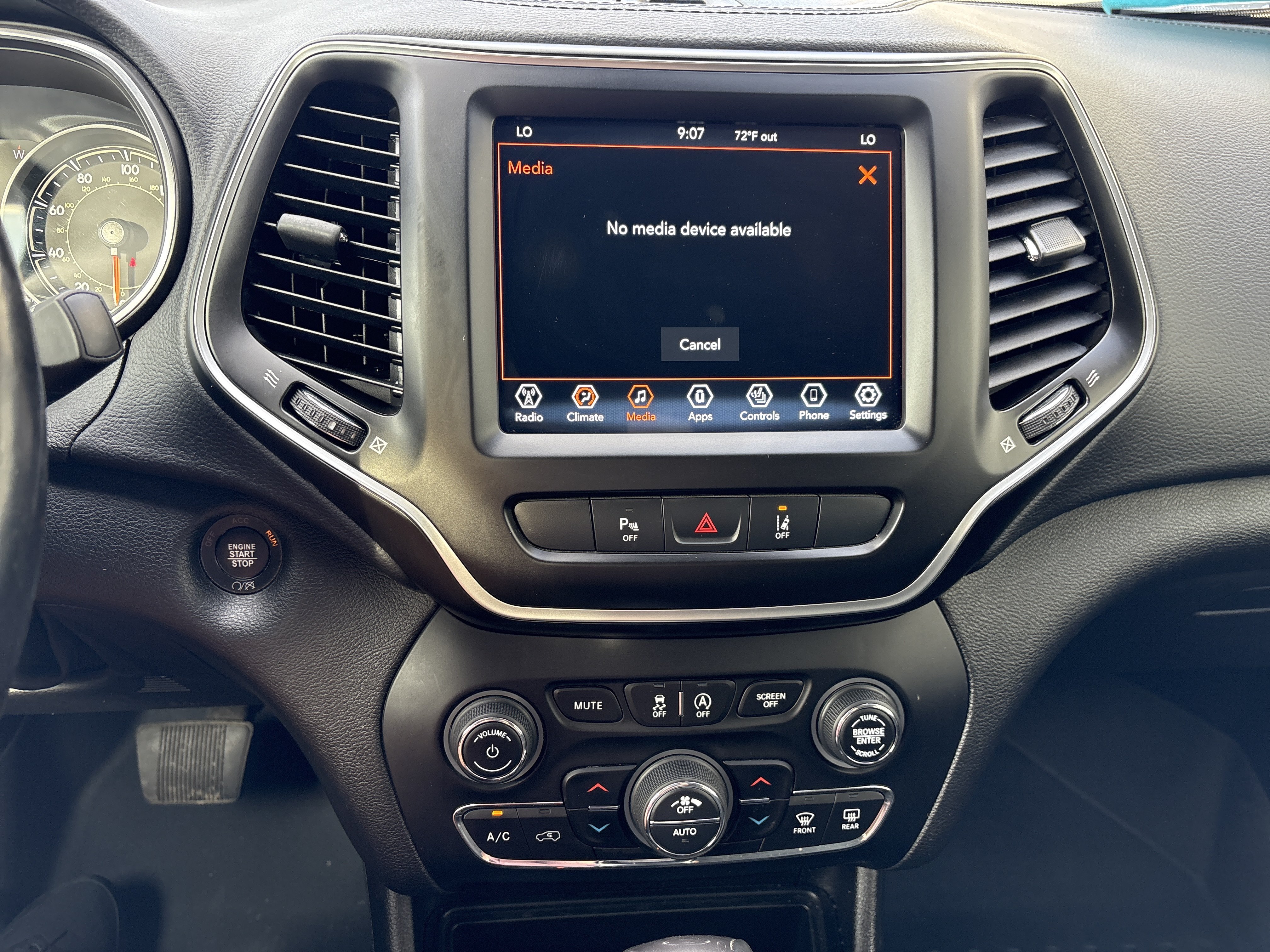 Used 2021 Jeep Cherokee Latitude Lux w/ Comfort/Convenience Group AWD/4WD image 21
