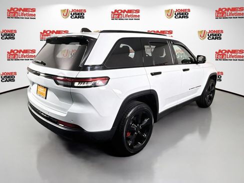 Used 2023 Jeep Grand Cherokee Altitude AWD/4WD image 16