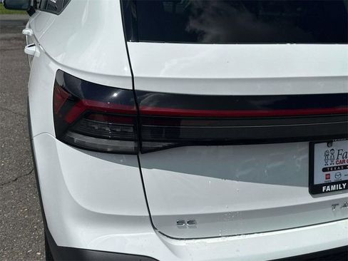 New 2025 Volkswagen Taos SE FWD image 8