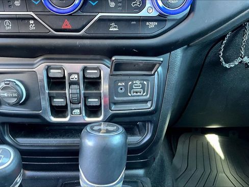 Used 2021 Jeep Wrangler Unlimited Sahara w/ Uconnect 4C Nav & Sound Group AWD/4WD image 17