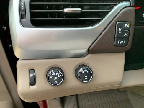 Used 2018 Chevrolet Suburban LT w/ Luxury Package AWD/4WD image 29