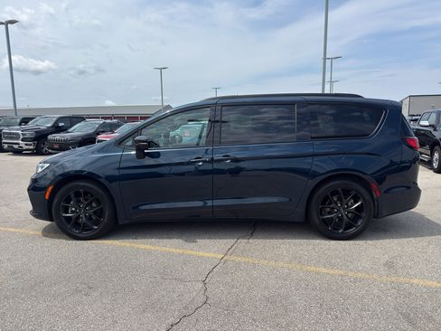 Used 2024 Chrysler Pacifica Limited w/ S Appearance Package FWD image 6