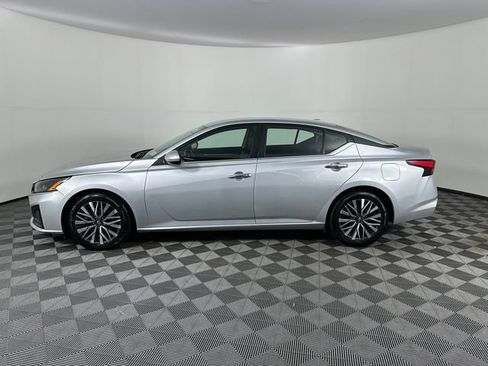 Used 2023 Nissan Altima 2.5 SV FWD image 3