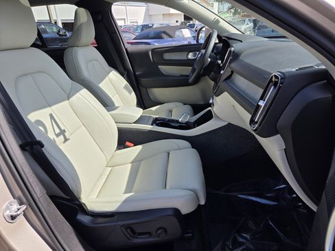 Used 2024 Volvo XC40 B5 Ultimate w/ Protection Package Premier image 17