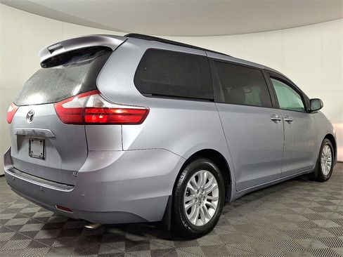 Used 2015 Toyota Sienna XLE image 9